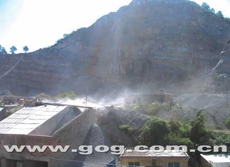 某砂石場(chǎng)邊粉塵污染的小村莊